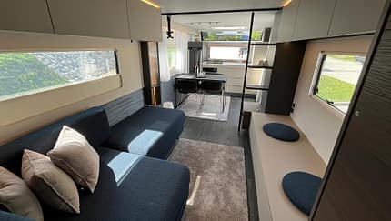 Adria Astella 903 (2026) langer Wohnwagen, Sofa, Sitzecke, Lounge