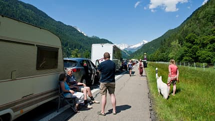 Stau in der Schweiz mit Wohnmobilen und Wohnwagen