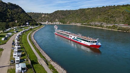 Flussufer mit Wohnmobilen und Schiff