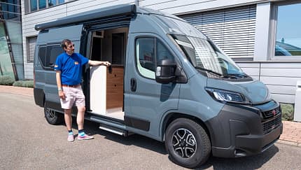 Seitenansicht Mensch, Campingbus, Bürstner