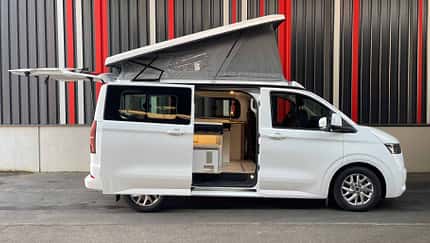 Aufstelldach-Camper, Außenaufnahme