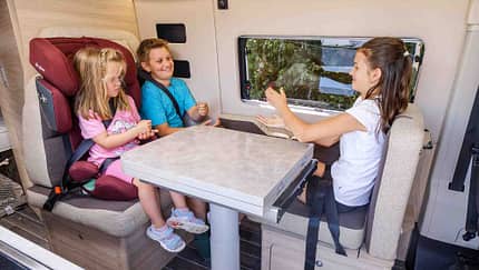 Sitzgruppe fahren, Campingbus, Familie