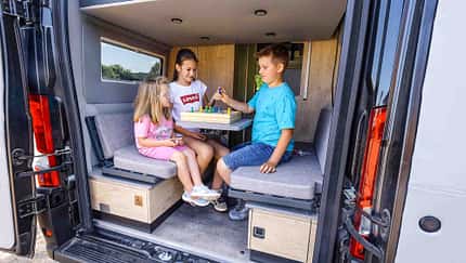 Sitzgruppe hinten, Campingbus, Familie