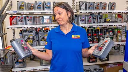 Motoröl, Technik Wissen, Frau Motoröl, Technik Wissen, Frau