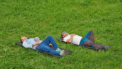 Vergleich, Feldbett, Helinox, Semptec, Liegen f_Vergleich_Feldbett_Helinox-vs-Semptec_Aufmacher