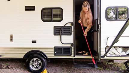 Frau putzt Wohnmobil
