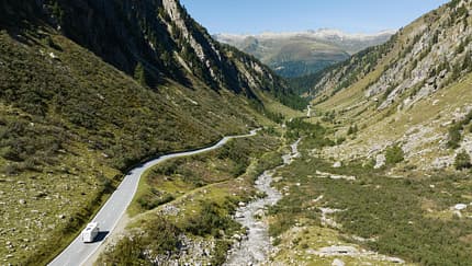 Gotthard-Strecke, Berge, Wiese, Straße