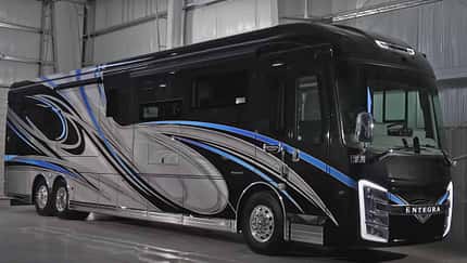 Außenaufnahme, Doppelachse, Lackierung blau