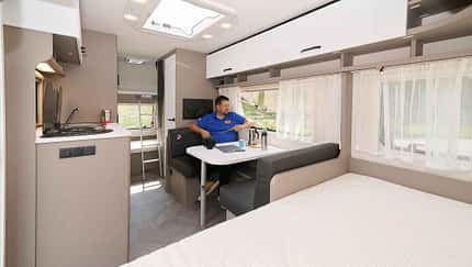 Dethleffs C´GO 495 QSK, Wohnwagen, Caravan, Wohnzimmer, Sitzgruppe