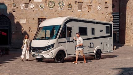 Außenaufnahme, Sommer, Pärchen, Wohnmobil