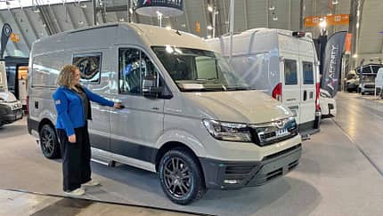 Allrad-Camper auf der CMT 2025, Campingbus, Redakteurin