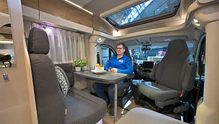 Sitzgruppe, T-Haube, Fenster, Mann