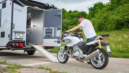 Knaus Sport and Fun 480 QL, Motorrad, Transportcaravan, Wohnwagen, Test, Stauraum, Ladung Rampe, Knaus Sport and Fun 480 QL, Motorrad, Transportcaravan, Wohnwagen, Test, Stauraum, Ladung