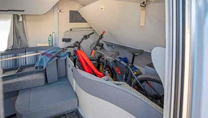 Bettkasten, Knaus Sport and Fun 480 QL, Motorrad, Transportcaravan, Wohnwagen, Test, Stauraum, Ladung