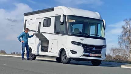 Frankia F-Line Final Edition, Außenaufnahme, Mann, Wohnmobil