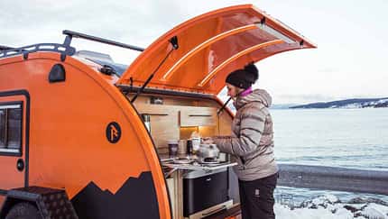 Frau, Caravan-Heck, Außenküche, Schnee, See Frau, Caravan-Heck, Außenküche, Schnee, See