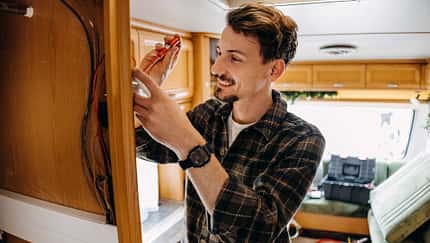 Reparatur Wohnmobil, schrauben, Mann, Möbel