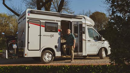 Außenaufnahme, Beifahrerseite, Einstieg, Mann, kompaktes Wohnmobil