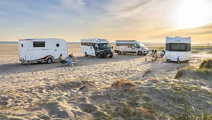Caravan, Reisemobil, Vergleich, Strand, Sonnenuntergang i_Wohnwagen-Reisemobil-Vergleich_Aufmacher
