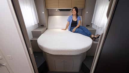 Queensbett, Loungstellung, unten, Frau Queensbett, Loungstellung, unten, Frau