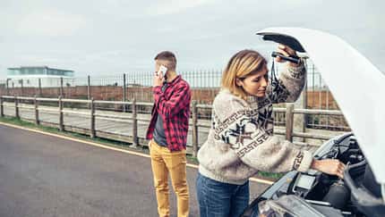 panne, wohnmobil, frau regelt, mann telefoniert, motorhaube, notruf, hilferuf Frau repariert Wohnmobil