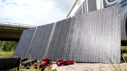 Solartaschen richtig aufstellen. Mit dieser Ausrichtung liefern mobile Solarpanel die meiste Energie.