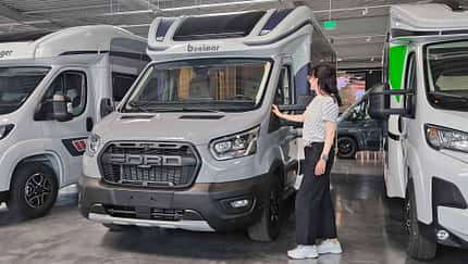 Fahrzeugfront, Außenaufnahme, Frau, Ford, Teilintegriertes Wohnmobil, sportlicher Look
