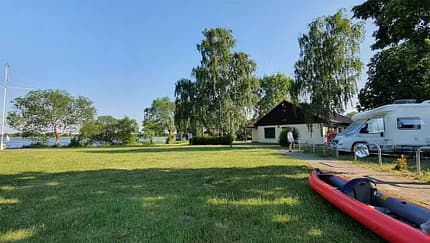 Stellplatz, Wiese, See, Wohnmobil, Kajak Stellplatz, Wiese, See, Wohnmobil, Kajak
