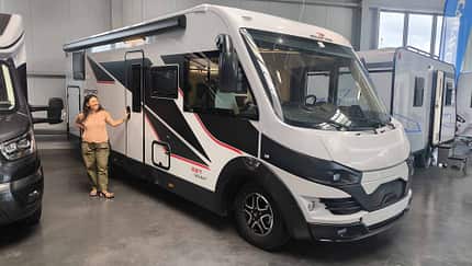 Wohnmobil, außen, Halle, Frau, Integriert, Roller Team Zefiro 287 Integral Power Edition (2027) Außenaufnahme, Wohnmobil, vollintegriert
