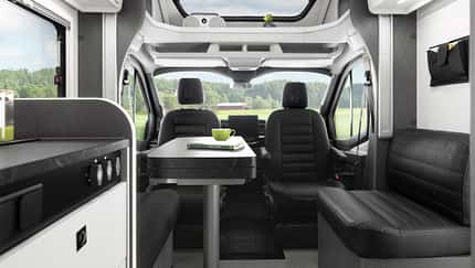 Ist die Tischplatte eingeklappt bleibt auf dem Boden oder der rechten Bank der Face-to-face Sitzgruppe Platz für Haustiere, während auf der linken Sitzfläche und dem Cockpitsitz Camperinnen sitzen. Ist die Tischplatte eingeklappt bleibt auf dem Boden oder der rechten Bank der Face-to-face Sitzgruppe Platz für Haustiere, während auf der linken Sitzfläche und dem Cockpitsitz Camperinnen sitzen.