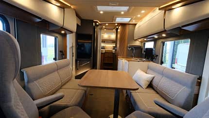 Carthago C2-tourer I 146 FF-RB-LE (2027) Die Face-to-Face-Sitzgruppe mit Blick auf weiteren Wohnraum im Wohnmobil Carthago C2-tourer I 146 FF-RB-LE.