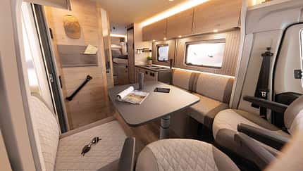 Dethleffs Just Van T5 Wohnmobil mit Face-to-Face-Sitzgruppe im Innenraum