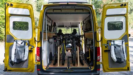 Rocket Bike Heckansicht mit Fahrräder in Stauraum.