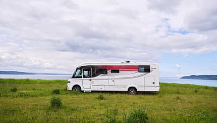 Kabe Imperial 830 TRAQ 4x4 von außen auf einer Wiese