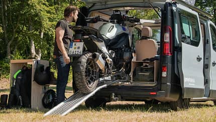 Kompanja Eins Moto (2027) Kompanja EINS Moto Heckauszug mit Motorrad