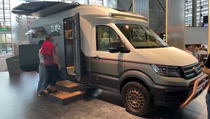 Der Dethleffs C.Core ist die Studie eines Wohnmobils der Zukunft mit Solarblume, die ausgefahren eine Markise ist und sich während der Fahrt in er Reling verstecxkt. Das Wohnmobil ist Autark und der Aufbau elektrisch.