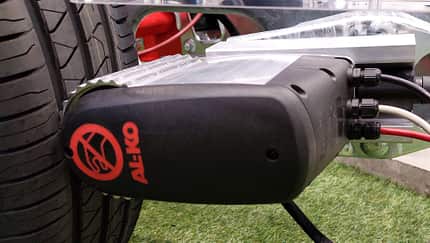Der Rangierantrieb Alko Mammut Glaxy mit Werkzeugakkus aus dem Baumarkt fährt auch mit 18 Volt Spannung. Der Rangierantrieb Alko Mammut Glaxy mit Werkzeugakkus aus dem Baumarkt fährt auch mit 18 Volt Spannung.