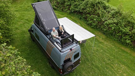 Sofa, Lounge, Dachterrasse, Solaranlage, Campervan, Campingbus, Flowcamper, Max Autark Grande, Max Autark Spezial Dachterrasse, Campingbus, zwei Menschen