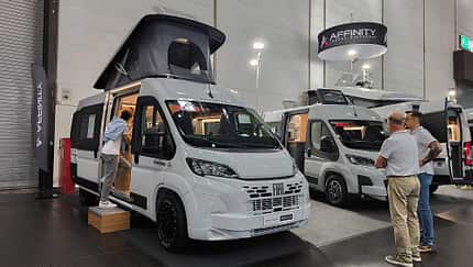 Affinity One 636 Campingbus mit Aufstelldach, französischem Bett und umbaubarer Sitzgruppe Affinity One 636 Campingbus mit Aufstelldach, französischem Bett und umbaubarer Sitzgruppe
