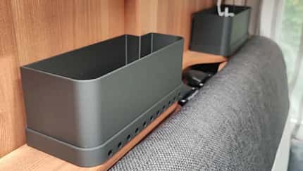Durch die beiden Aufbewahrungsboxen von 3Dprints4Camper wirkt die Ablage über der Rücklehne des Weinsberg Pepper schon deutlich ordentlicher.