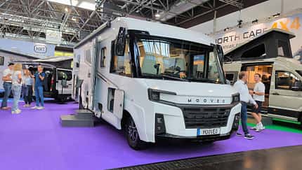 Außenaufehme, Front, Messe Düsseldorf, Vollintegriert, Außenaufnahme eines vollintegrierten Mooveo Reisemobils (INT-78 QBF Al-Ko) auf dem CARAVAN SALON Düsseldorf 2026. Moderne Front mit markantem Design und AL-KO-Chassis.