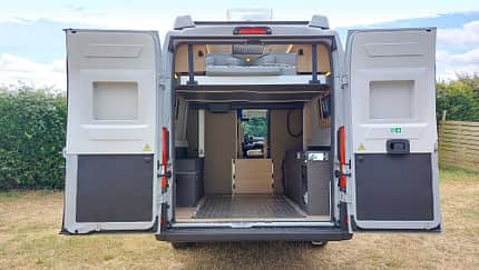 Stauraum im Heck des Dreamer Lift Van Up unter dem vollständig hochgefahrenen Hubbett mit einer Höhe von 135 Zentimetern.