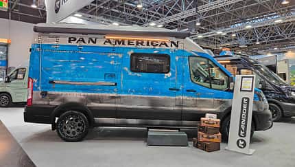Außenaufnahme Campingfahrzeug, seitansicht, Nietenlook, Markise Seitliche Außenansicht des Campingfahrzeugs mit Markise und Karosserie im Nietenlook.