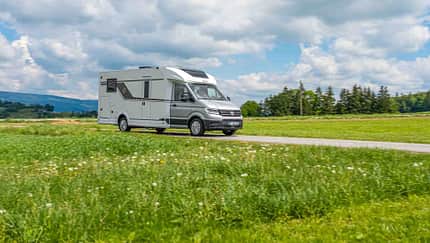 Knaus Sky TI 700 DEG, VW Crafter, Reisemobil, Wiese, Außenansicht, Seitenansicht, Fahrt f_Knaus_Sky_TI_700_Aufmacher