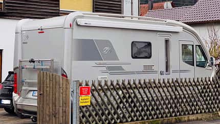 Wohnmobil, abgestellt, Gartenzaun, Ausfahrt, Sulzbach Wohnmobil abgestellt, Gartenzaun, Parkplatz