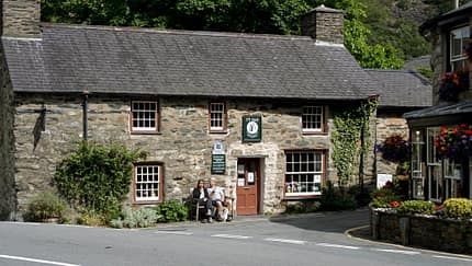 Beddgelert North Wales, Pub, Sonne, Pärchen Beddgelert North Wales, Pub, Sonne, Pärchen