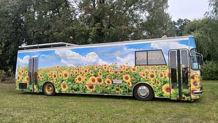 Skurile Karren bei Caraworld. Zum Flower-Power-Liner umgebauter Bus. Skurile Karren bei Caraworld. Zum Flower-Power-Liner umgebauter Bus.