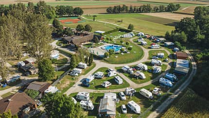 Terme Banovci, Drohnenfoto, Stellplatz, Camping, Pool, Außenaufnahme, Herbst Drohnenaufnahme des Campingplatzes der Terme Banovci mit Stellplätzen, Pool und herbstlicher Landschaft.