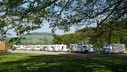 Stellplätze, Wohnmobile, Bäume, Wiese, Camping Stellplätze, Wohnmobile, Bäume, Wiese, Camping