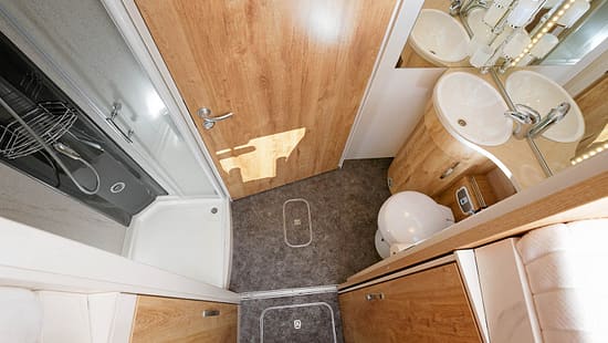 breiter Sanitärtrakt hinter den Einzelbetten im Bug im Frankia A 740